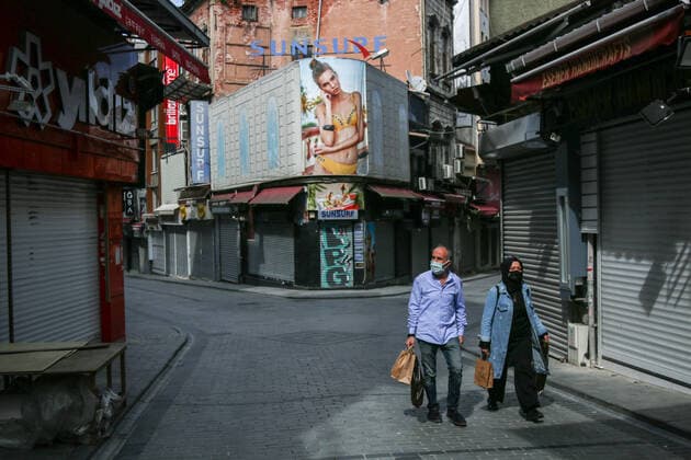 News Bilder des Tages May 7, 2021, Istanbul, Turkey: People wearing face masks walk past closed shops in Eminonu during the lockdown..The Turkish government has approved full closure, which will last until May 17, to reduce rising coronavirus cases. Istanbul Turkey - ZUMAs197 20210507_zaa_s197_085 Copyright: xHakanxAkgunx
