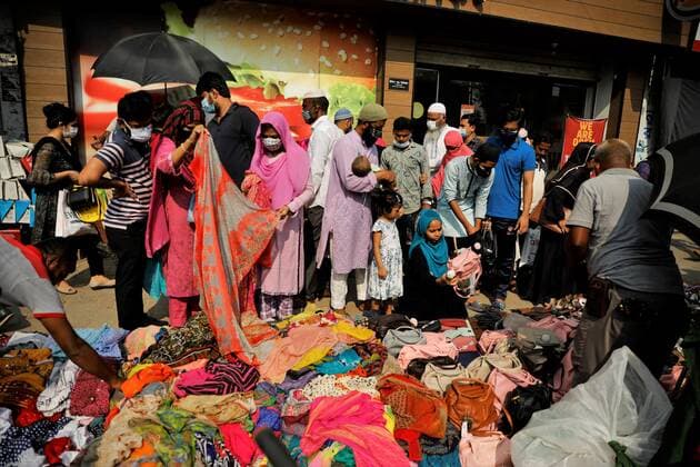 Virus Outbreak Bangladesh People gather at Dhaka New market for shopping ahead Eid-ul-fitr as they are not maintaining any kind of social distancing in Dhaka, Bangladesh on May 07, 2021. Dhaka Bangladesh rahman-notitle210507_npD5n  Copyright: xSyedxMahamudurxRahmanx