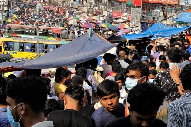 Virus Outbreak Bangladesh People gather at Dhaka New market for shopping ahead Eid-ul-fitr as they are not maintaining any kind of social distancing in Dhaka, Bangladesh on May 07, 2021. Dhaka Bangladesh rahman-notitle210507_npdmN  Copyright: xSyedxMahamudurxRahmanx