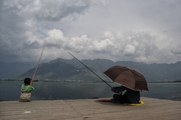 Covid-19: Strict Lockdown In Kashmir People catch fishes on the banks of Dal Lake during Covid-19 lockdown on the last friday of Ramadan in Srinagar, Indian Administered Kashmir on 07 May 2021. Catching fish has become hobby of many people in Kashmir since the inception of the Covid-19 lockdown in the valley. Srinagar India mattoo-notitle210507_npCYr  Copyright: xMuzamilxMattoox