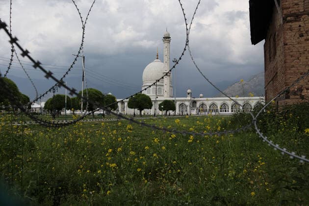 Covid-19: Strict Lockdown In Kashmir Concertina wires being placed around the deserted Hazratbal mosque during Covid-19 lockdown on the last friday of Ramadan in Srinagar, Indian Administered Kashmir on 07 May 2021. Thousands of people attend the prayers on the normal days every year due to covid-19 all the major mosques were closed. Srinagar India mattoo-notitle210507_npF5y  Copyright: xMuzamilxMattoox