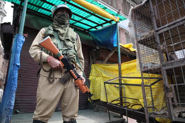 Covid-19: Strict Lockdown In Kashmir An Indian trooper stands outside Kashmir s grand mosque during Covid-19 lockdown on the last friday of Ramadan in Srinagar, Indian Administered Kashmir on 07 May 2021. Thousands of people attend the prayers on the normal days every year due to covid-19 all the major mosques were closed. Srinagar India mattoo-notitle210507_nppM1  Copyright: xMuzamilxMattoox