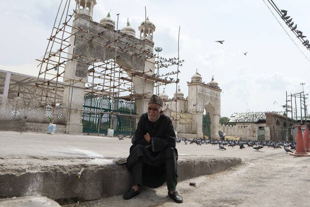 Covid-19: Strict Lockdown In Kashmir A man sits outside deserted Hazratbal mosque during Covid-19 lockdown on the last friday of Ramadan in Srinagar, Indian Administered Kashmir on 07 May 2021. Thousands of people attend the prayers on the normal days every year due to covid-19 all the major mosques were closed. Srinagar India mattoo-notitle210507_nppZB  Copyright: xMuzamilxMattoox