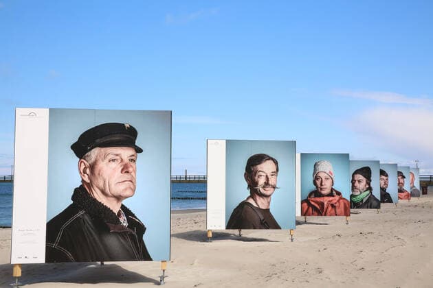 Bilder des Jahres 2021, Entertainment 05 Mai Entertainment Themen der Woche KW18 News Bilder des Tages Blick am Freitag (07.05.2021) in Zingst (Landkreis Vorpommern Rügen) auf Porträts von Fischern. Das Ostseeheilbad zeigt derzeit in einer außergewöhnlichen Ausstellung am örtlichen Strand unter dem Motto Die Letzten ihrer Zunft eine Schau mit Gesichtern von Fischern die von den Fotografen Franz Bischof und Jan Kuchenbecker geschaffen wurde. Die beiden haben über einen längeren Zeitraum die Küstenfischer aufgesucht und autark in Szene gesetzt, um u.a. zu zeigen wie es gegenwärtig um den traditionellen Berufsstand der Fischer bestellt ist. Dieser ist nämlich seit Jahren nicht mehr nur von harter Arbeit und der Liebe zum Meer geprägt, sondern vielmehr von Fangquoten, Umweltauflagen und EU-Bestimmungen. *** View on Friday 07 05 2021 in Zingst
