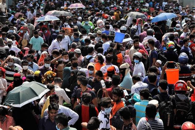 Eid-Ul-Fitr In Bangladesh Migrant workers get into an overcrowded ferry to reach home to celebrate Eid-Ul-Fitr during a government imposed lockdown amid Covid-19 Pandemic at Mawa ferry ghat in Munshiganj , Bangladesh on May 07, 2021. Munshiganj Bangladesh rahman-notitle210507_npLW9  Copyright: xSyedxMahamudurxRahmanx