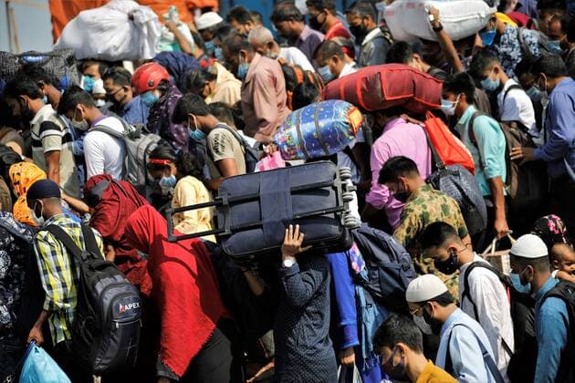Eid-Ul-Fitr In Bangladesh Migrant workers get into an overcrowded ferry to reach home to celebrate Eid-Ul-Fitr during a government imposed lockdown amid Covid-19 Pandemic at Mawa ferry ghat in Munshiganj , Bangladesh on May 07, 2021. Munshiganj Bangladesh rahman-notitle210507_npOIZ  Copyright: xSyedxMahamudurxRahmanx