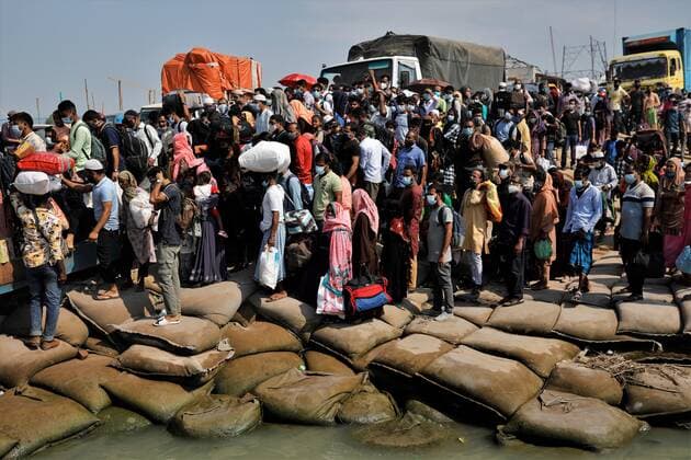 Eid-Ul-Fitr In Bangladesh Migrant workers get into an overcrowded ferry to reach home to celebrate Eid-Ul-Fitr during a government imposed lockdown amid Covid-19 Pandemic at Mawa ferry ghat in Munshiganj , Bangladesh on May 07, 2021. Munshiganj Bangladesh rahman-notitle210507_npRsn  Copyright: xSyedxMahamudurxRahmanx