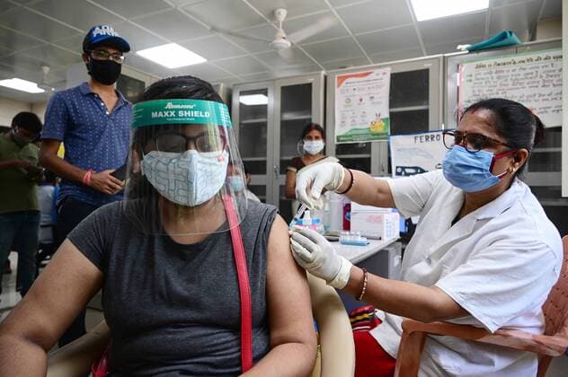 News Bilder des Tages May 8, 2021, Prayagraj, Uttar Pradesh, India: Prayagraj: A medical worker inoculates a youth with a dose of Covaxin, vaccine against the Covid-19 coronavirus at Moti Lal Nehru Medical College in Allahabad on Thursday, May 08, 2021. Prayagraj India - ZUMAv115 20210508_zap_v115_010 Copyright: xPrabhatxKumarxVermax