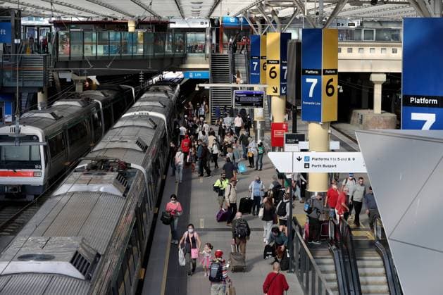 WA CORONAVIRUS COVID19, Passengers at Perth Central train station are seen wearing masks in Perth, Saturday, May 8, 2021. From Saturday, people in Perth and the neighbouring Peel region will only be required to wear face masks on public transport, at events with more than 1000 people and in hospitals, disability care and aged care facilities. ( NO ARCHIVING, EDITORIAL USE ONLY, NO USE IN BOOKS WITHOUT CONSENT PERTH WA AUSTRALIA  Copyright: xRICHARDxWAINWRIGHTx 20210508001540515608