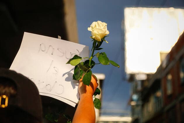 May 7, 2021, Mexico City, Mexico: A protester is seen holding a white rose flower during a protest march in Tlahuac Mayoralty..Protesters take to the streets of Mexico city demanding justice for those involved in the subway overpass incident that collapsed and has killed 25 people so far. Mexico City Mexico - ZUMAs197 20210507_zaa_s197_163 Copyright: xGuillermoxDiazx