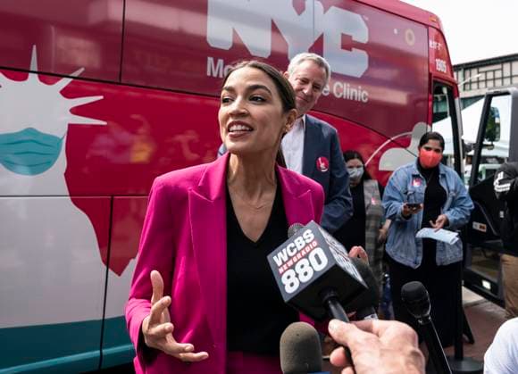 Fashion Trend Report 2023: Powerdressing Berühmte Feministinnen, Alexandria Ocasio-Cortez NY: Mobile Vaccine Bus in the Bronx U. S. Representative Alexandria Ocasio-Cortez wearing suit by Topshop visits a mobile vaccine bus on Castle Hill Avenue in the Bronx. People can get vaccinated inside the bus operated by Centers Urgent Care. The bus will serve mostly areas of the city where vaccination rate is lower than in more affluent neighborhoods and where there is more hesitancy to get vaccination. New York New York United States Copyright: LevxRadin