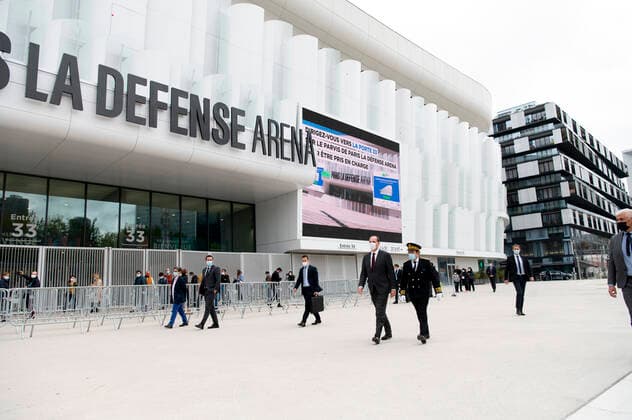 Visite de Jean Castex - Premier Ministre dans le nouveau centre de Vaccination a la Paris Defense Arena Laurent Hottiaux - Prefet des Hauts de Seine NEWS : Castex au centre de Vaccination Paris Defense Arena - 08 05 2021 JBAutissier Panoramic 