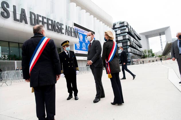 Visite de Jean Castex - Premier Ministre dans le nouveau centre de Vaccination a la Paris Defense Arena Laurent Hottiaux - Prefet des Hauts de Seine NEWS : Castex au centre de Vaccination Paris Defense Arena - 08 05 2021 JBAutissier Panoramic 