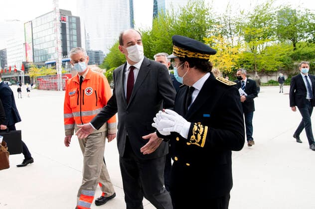 Visite de Jean Castex - Premier Ministre dans le nouveau centre de Vaccination a la Paris Defense Arena Laurent Hottiaux - Prefet des Hauts de Seine NEWS : Castex au centre de Vaccination Paris Defense Arena - 08 05 2021 JBAutissier Panoramic 
