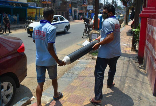 India: The oxygen crisis still continues in Kolkata Family members of Covid-19 infected patients are carrying an oxygen cylinder during the oxygen crisis situation, amid the spread of Corona virus (Covid-19) in Kolkata. Kolkata West Bengal India Copyright: SudiptaxDas