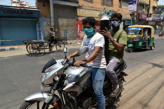 India: The oxygen crisis still continues in Kolkata Family members of Covid-19 infected patients are carrying an oxygen cylinder on their motorcycle during the oxygen crisis situation, amid the spread of Corona virus (Covid-19) in Kolkata. Kolkata West Bengal India Copyright: SudiptaxDas
