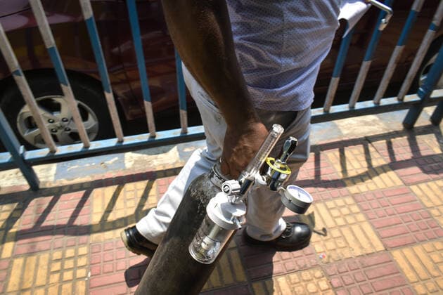 India: The oxygen crisis still continues in Kolkata A family member of Covid-19 infected patients are carrying an oxygen cylinder during the oxygen crisis situation, amid the spread of Corona virus (Covid-19) in Kolkata. Kolkata West Bengal India Copyright: SudiptaxDas