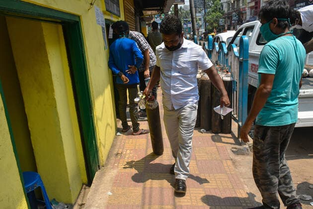 India: The oxygen crisis still continues in Kolkata A family member of Covid-19 infected patients are carrying an oxygen cylinder during the oxygen crisis situation, amid the spread of Corona virus (Covid-19) in Kolkata. Kolkata West Bengal India Copyright: SudiptaxDas