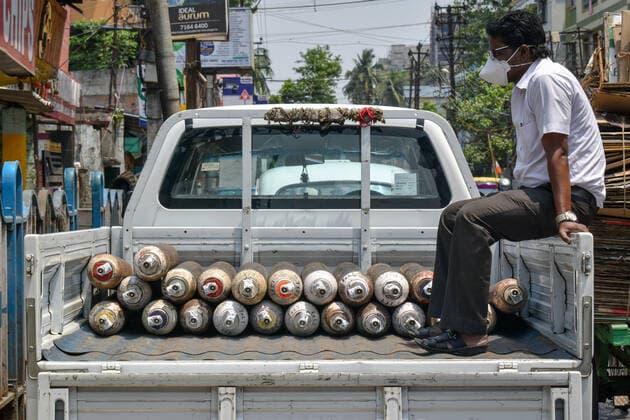 News Bilder des Tages India: The oxygen crisis still continues in Kolkata An employee of an oxygen refilling shop sitting on a mini truck and protect the cylinders during the oxygen crisis situation, amid the spread of Corona virus (Covid-19) in Kolkata. Kolkata West Bengal India Copyright: SudiptaxDas