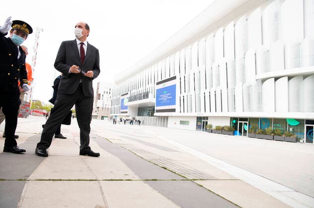 Visite de Jean Castex - Premier Ministre dans le nouveau centre de Vaccination a la Paris Defense Arena Laurent Hottiaux - Prefet des Hauts de Seine NEWS : Castex au centre de Vaccination Paris Defense Arena - 08 05 2021 JBAutissier Panoramic 