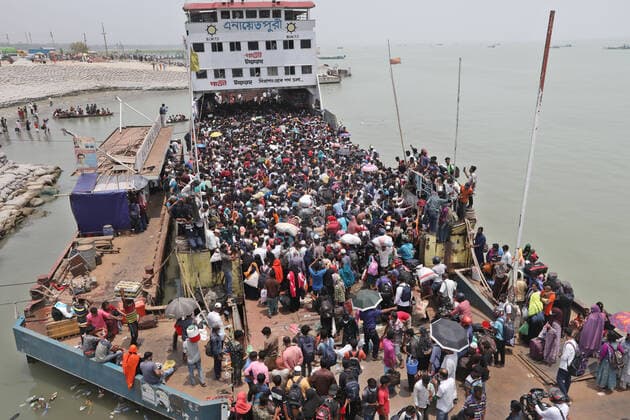 May 8, 2021, Dhaka, Dhaka, Bangladesh: May, 08, 2021 People packed on a ferry as they leave the capital city to their homes as Bangladesh s authorities imposes lockdown amid the Covid-19 coronavirus spread in Dhaka, Bangladesh Dhaka Bangladesh - ZUMAr338 20210508_zip_r338_010 Copyright: xHarun-Or-Rashidx