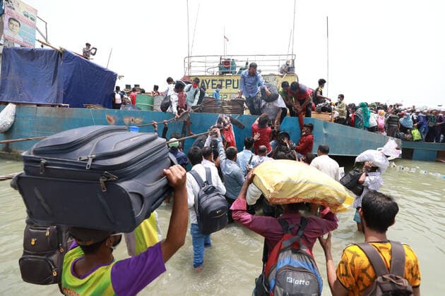 May 8, 2021, Dhaka, Dhaka, Bangladesh: May, 08, 2021 People leave the capital city to their homes as Bangladesh s authorities imposes lockdown amid the Covid-19 coronavirus spread in Dhaka, Bangladesh Dhaka Bangladesh - ZUMAr338 20210508_zip_r338_012 Copyright: xHarun-Or-Rashidx