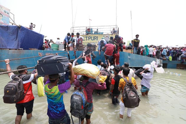 May 8, 2021, Dhaka, Dhaka, Bangladesh: May, 08, 2021 People leave the capital city to their homes as Bangladesh s authorities imposes lockdown amid the Covid-19 coronavirus spread in Dhaka, Bangladesh Dhaka Bangladesh - ZUMAr338 20210508_zip_r338_013 Copyright: xHarun-Or-Rashidx