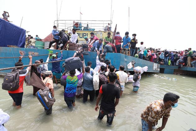 May 8, 2021, Dhaka, Dhaka, Bangladesh: May, 08, 2021 People leave the capital city to their homes as Bangladesh s authorities imposes lockdown amid the Covid-19 coronavirus spread in Dhaka, Bangladesh Dhaka Bangladesh - ZUMAr338 20210508_zip_r338_014 Copyright: xHarun-Or-Rashidx