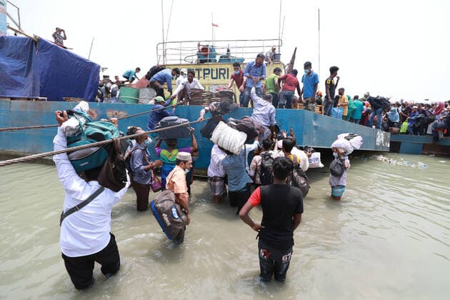 May 8, 2021, Dhaka, Dhaka, Bangladesh: May, 08, 2021 People leave the capital city to their homes as Bangladesh s authorities imposes lockdown amid the Covid-19 coronavirus spread in Dhaka, Bangladesh Dhaka Bangladesh - ZUMAr338 20210508_zip_r338_015 Copyright: xHarun-Or-Rashidx