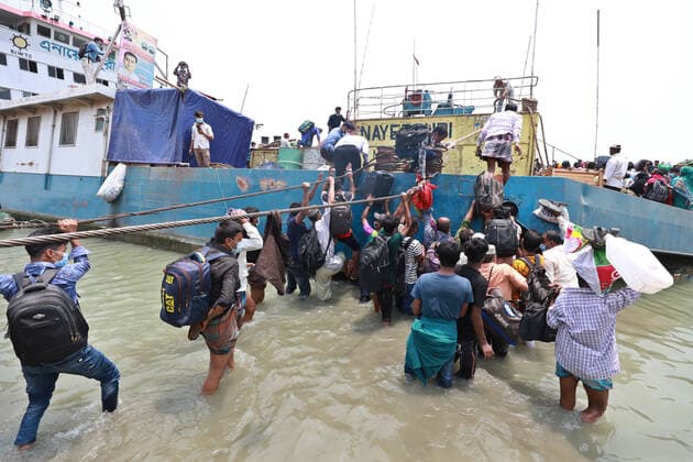 May 8, 2021, Dhaka, Dhaka, Bangladesh: May, 08, 2021 People leave the capital city to their homes as Bangladesh s authorities imposes lockdown amid the Covid-19 coronavirus spread in Dhaka, Bangladesh Dhaka Bangladesh - ZUMAr338 20210508_zip_r338_017 Copyright: xHarun-Or-Rashidx