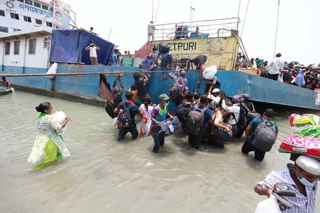 May 8, 2021, Dhaka, Dhaka, Bangladesh: May, 08, 2021 People leave the capital city to their homes as Bangladesh s authorities imposes lockdown amid the Covid-19 coronavirus spread in Dhaka, Bangladesh Dhaka Bangladesh - ZUMAr338 20210508_zip_r338_019 Copyright: xHarun-Or-Rashidx