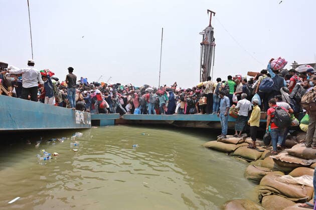 May 8, 2021, Dhaka, Dhaka, Bangladesh: May, 08, 2021 People leave the capital city to their homes as Bangladesh s authorities imposes lockdown amid the Covid-19 coronavirus spread in Dhaka, Bangladesh Dhaka Bangladesh - ZUMAr338 20210508_zip_r338_021 Copyright: xHarun-Or-Rashidx