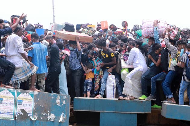 May 8, 2021, Dhaka, Dhaka, Bangladesh: May, 08, 2021 People leave the capital city to their homes as Bangladesh s authorities imposes lockdown amid the Covid-19 coronavirus spread in Dhaka, Bangladesh Dhaka Bangladesh - ZUMAr338 20210508_zip_r338_027 Copyright: xHarun-Or-Rashidx