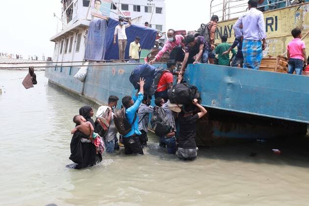 May 8, 2021, Dhaka, Dhaka, Bangladesh: May, 08, 2021 People leave the capital city to their homes as Bangladesh s authorities imposes lockdown amid the Covid-19 coronavirus spread in Dhaka, Bangladesh Dhaka Bangladesh - ZUMAr338 20210508_zip_r338_032 Copyright: xHarun-Or-Rashidx