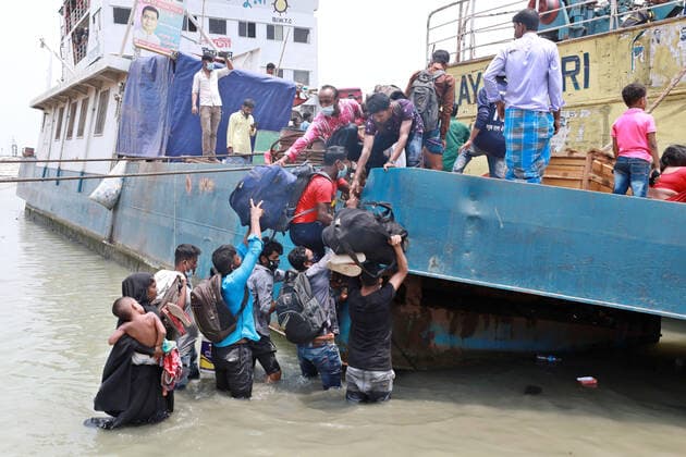 May 8, 2021, Dhaka, Dhaka, Bangladesh: May, 08, 2021 People leave the capital city to their homes as Bangladesh s authorities imposes lockdown amid the Covid-19 coronavirus spread in Dhaka, Bangladesh Dhaka Bangladesh - ZUMAr338 20210508_zip_r338_034 Copyright: xHarun-Or-Rashidx