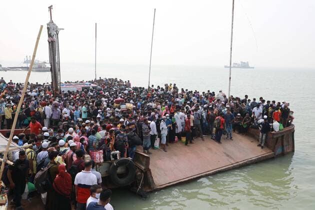 May 8, 2021, Dhaka, Dhaka, Bangladesh: May, 08, 2021 Migrant people wait for ferry at the bank of the Padma River as they leaving the capital city during the lockdown following the COVID-19 coronavirus outbreak in Munshigonj outskirts of Dhaka, Bangladesh Dhaka Bangladesh - ZUMAr338 20210508_zip_r338_058 Copyright: xHarun-Or-Rashidx