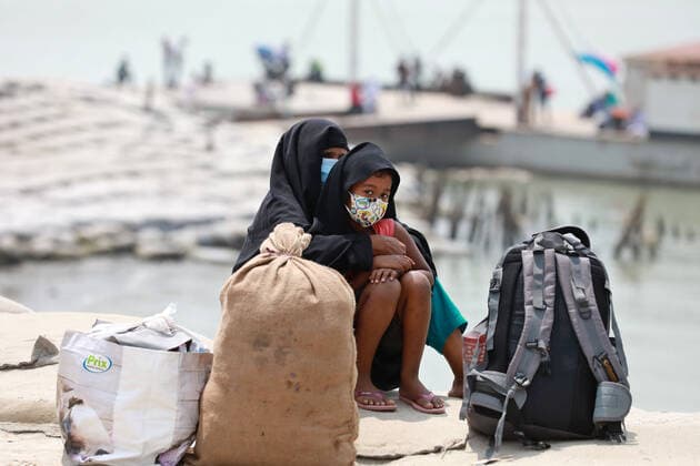 May 8, 2021, Dhaka, Dhaka, Bangladesh: May, 08, 2021 Migrant people wait for ferry at the bank of the Padma River as they leaving the capital city during the lockdown following the COVID-19 coronavirus outbreak in Munshigonj outskirts of Dhaka, Bangladesh Dhaka Bangladesh - ZUMAr338 20210508_zip_r338_082 Copyright: xHarun-Or-Rashidx