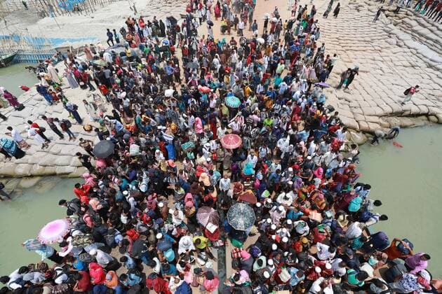 May 8, 2021, Dhaka, Dhaka, Bangladesh: May, 08, 2021 Migrant people wait for ferry at the bank of the Padma River as they leaving the capital city during the lockdown following the COVID-19 coronavirus outbreak in Munshigonj outskirts of Dhaka, Bangladesh Dhaka Bangladesh - ZUMAr338 20210508_zip_r338_097 Copyright: xHarun-Or-Rashidx
