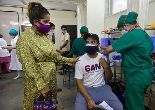 MUMBAI, INDIA - MAY 7: A medic administers a dose of COVID-19 vaccine to a beneficiary at Nair Hospital, on May 7, 2021 in Mumbai, India. (Photo by Anshuman Poyrekar Hindustan Times) COVID-19 Vaccination Drive