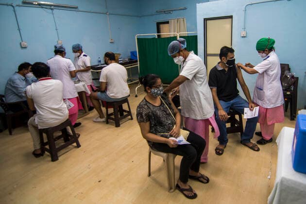 MUMBAI, INDIA - MAY 7: Health workers administer Covishield vaccine doses to beneficiaries, at Rajawadi Hospital, Ghatkopar, on May 7, 2021 in Mumbai, India. (Photo by Pratik Chorge Hindustan Times) COVID-19 Vaccination Drive