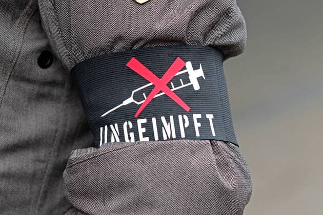 News Bilder des Tages Coronaleugner in der Öffentlichkeit. Eine Gruppe von 11 Coronaleugnern und Impfgegnern demonstrieren unter Polizeiüberwachung auf dem Willy-Brandt-Platz in Essen Essen Nordrhein-Westfalen Deutschland Willy-Brandt-Platz