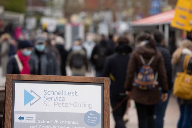 Hinweisschild zum Schnelltest Service in der Fußgängerzone - Modellregion St. Peter-Ording in Schleswig-Holstein an der Nordsee ;Hinweisschild zum Schnelltest Service in der Fußgängerzone - Modellregion St. Peter-Ording in Schleswig-Holstein an der Nordsee , Sankt Peter-Ording Schleswig-Holstein Deutschland Ording