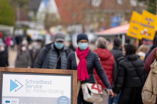 Hinweisschild zum Schnelltest Service in der Fußgängerzone - Modellregion St. Peter-Ording in Schleswig-Holstein an der Nordsee ;Hinweisschild zum Schnelltest Service in der Fußgängerzone - Modellregion St. Peter-Ording in Schleswig-Holstein an der Nordsee , Sankt Peter-Ording Schleswig-Holstein Deutschland Ording