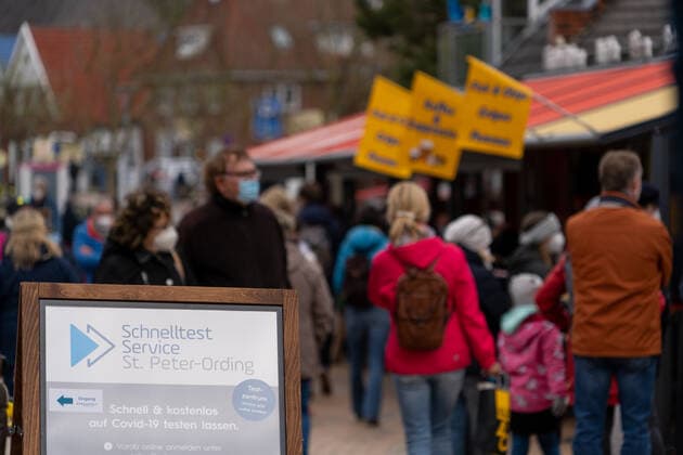 Hinweisschild zum Schnelltest Service in der Fußgängerzone - Modellregion St. Peter-Ording in Schleswig-Holstein an der Nordsee ;Hinweisschild zum Schnelltest Service in der Fußgängerzone - Modellregion St. Peter-Ording in Schleswig-Holstein an der Nordsee , Sankt Peter-Ording Schleswig-Holstein Deutschland Ording