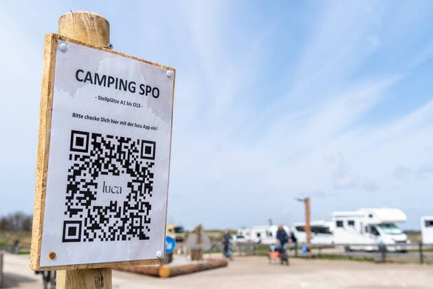 Einfahrt Campingplatz in St. Peter-Ording mit QR-Code zum Check-In mit der Luca-Corona-App -;Einfahrt Campingplatz in St. Peter-Ording mit QR-Code zum Check-In mit der Luca-Corona-App -, Sankt Peter-Ording Schleswig-Holstein Deutschland Ording