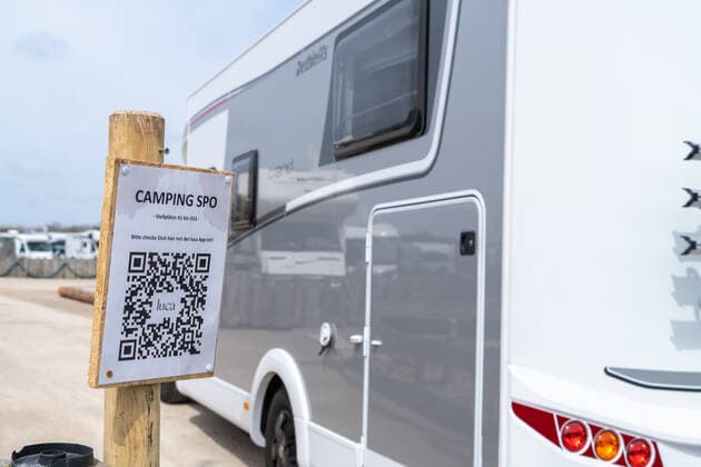 Einfahrt Campingplatz in St. Peter-Ording mit QR-Code zum Check-In mit der Luca-Corona-App -;Einfahrt Campingplatz in St. Peter-Ording mit QR-Code zum Check-In mit der Luca-Corona-App -, Sankt Peter-Ording Schleswig-Holstein Deutschland Ording