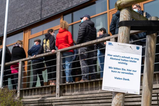 Hinweisschild und Warteschlange vor Testzentrum - Schnelltest Service - Modellregion St. Peter-Ording in Schleswig-Holstein an der Nordsee ;Hinweisschild und Warteschlange vor Testzentrum - Schnelltest Service - Modellregion St. Peter-Ording in Schleswig-Holstein an der Nordsee , Sankt Peter-Ording Schleswig-Holstein Deutschland Ording