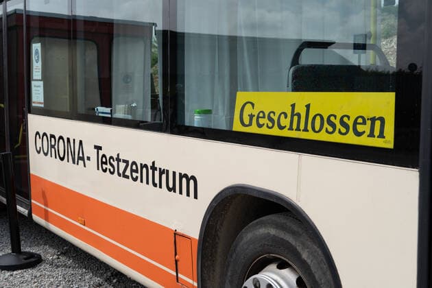 Hinweisschild und Warteschlange vor Testzentrum am Campingplatz St. Peter-Ording - Schnelltest Service - Modellregion St. Peter-Ording in Schleswig-Holstein an der Nordsee ;Hinweisschild und Warteschlange vor Testzentrum am Campingplatz St. Peter-Ording - Schnelltest Service - Modellregion St. Peter-Ording in Schleswig-Holstein an der Nordsee , Sankt Peter-Ording Schleswig-Holstein Deutschland Ording