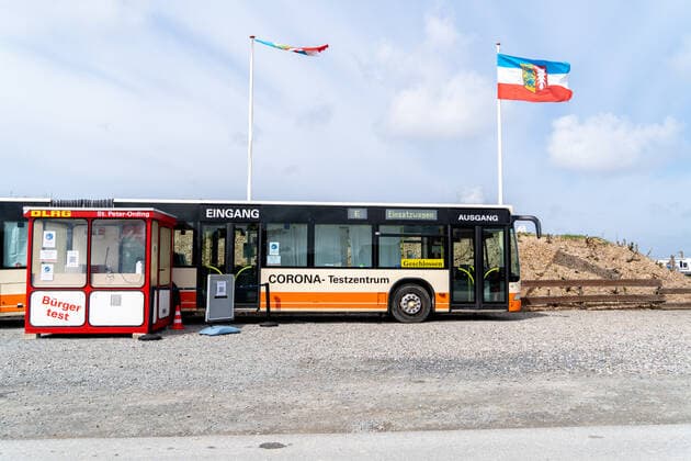 Hinweisschild und Warteschlange vor Testzentrum am Campingplatz St. Peter-Ording - Schnelltest Service - Modellregion St. Peter-Ording in Schleswig-Holstein an der Nordsee ;Hinweisschild und Warteschlange vor Testzentrum am Campingplatz St. Peter-Ording - Schnelltest Service - Modellregion St. Peter-Ording in Schleswig-Holstein an der Nordsee , Sankt Peter-Ording Schleswig-Holstein Deutschland Ording