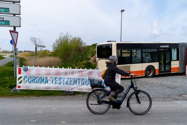 Hinweisschild und Warteschlange vor Testzentrum am Campingplatz St. Peter-Ording - Schnelltest Service - Modellregion St. Peter-Ording in Schleswig-Holstein an der Nordsee ;Hinweisschild und Warteschlange vor Testzentrum am Campingplatz St. Peter-Ording - Schnelltest Service - Modellregion St. Peter-Ording in Schleswig-Holstein an der Nordsee , Sankt Peter-Ording Schleswig-Holstein Deutschland Ording